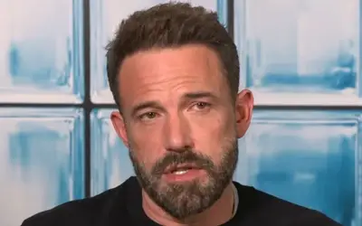 Ben Affleck u crnom duksu i sa bradom na licu