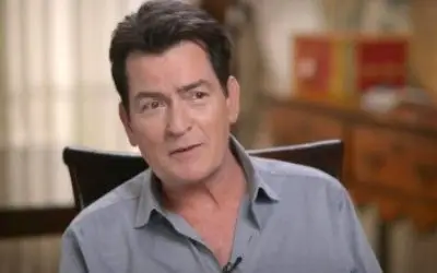 Charlie Sheen u tv emisiji Charlie Sheen u sivoj košulji i sa ozbiljnim izrazom lica