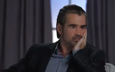 Colin Farrell tokom gostovanja u popularnoj tv emisiji Colin Farrell u crnom sakou sa zabrinutim izrazom na licu