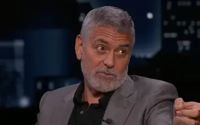 George Clooney tokom gostovanja u popularnoj emisiji George Clooney u sivom odelu i crnoj košulji