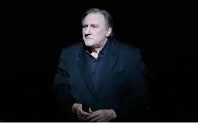 Gerard Depardieu u mraku Gerard Depardieu u sakou i košulji