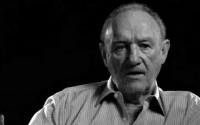Gene Hackman u TV emisiji Gene Hackman tokom intervjua sa ozbiljnim izrazom lica