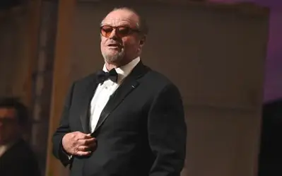 Jack Nicholson na premijeri filma Jack Nicholson u sakou sa naočarima za vid