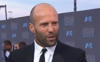 Jason Statham na dodeli nagrada Jason Statham u beloj košulji i tamnom sakou