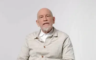 John Malkovich tokom intervjua John Malkovich u sivom odelu i sa bradom na licu