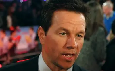 Mark Wahlberg na crvenom tepihu Mark Wahlberg u crnom sakou, beloj košulji i sa kravatom