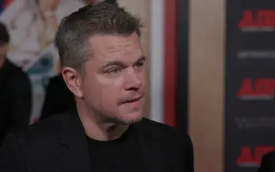Matt Damon u crnom sakou i crnoj majici