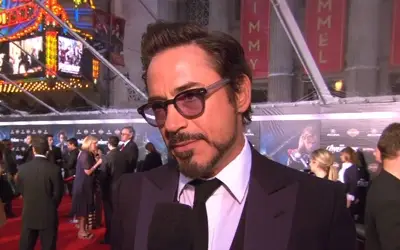 Robert Downey Jr na crvenom tepihu Robert Downey Jr, u crnom svečanom odelu