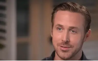 Ryan Gosling sa blagim osmehom na licu tokom intervjua