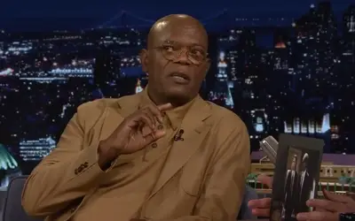 Samuel L. Jackson tokom gostovanja u popularnoj tv emisiji. Samuel L. Jackson u bež odelu sa naočarima za vid