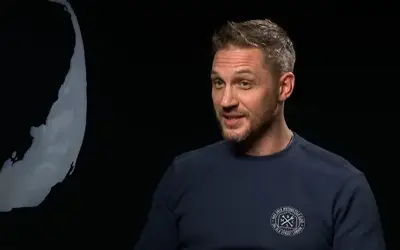Tom Hardy u teget duksu - crna pozadina
