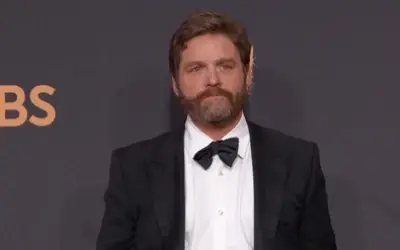 Zach Galifianakis tokom dodele nagrada Zach Galifianakis u beloj košulji i tamnom odelu sa leptir mašnom