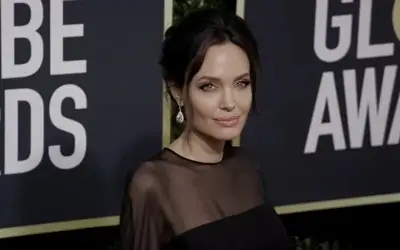 Angelina Jolie u crnoj haljini sa blagim osmehom na licu