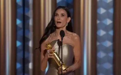 Demi Moore puštene kose u srebrnoj haljini