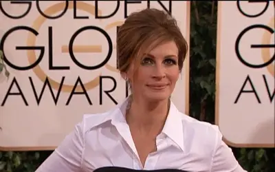Julia Roberts na crvenom tepihu Julia Roberts u beloj košulji pozira fotografima