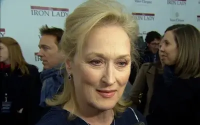  Meryl Streep sa u teget bluzi - ljudi u pozadini