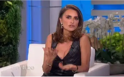 Penelope Cruz u crnoj uskoj haljini tokom gostovanja u Ellen show