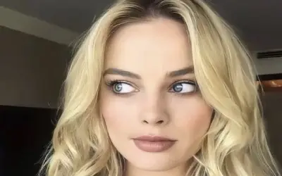 Margot Robbie sa zamišljena sa pogledom u stranu