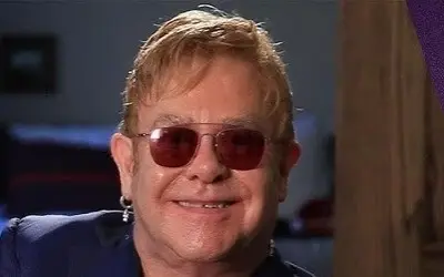 Elton Joh sa naočarama i širokim osmehom