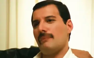 Freddy Mercury u TV emisiji Freddy Mercury sa ozbiljnim izrazom lica tokom gostovanja u emisiji