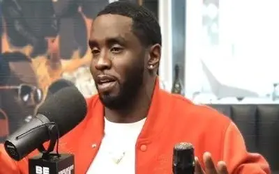  P. Diddy nosi crveni duks dok govori u mikrofon tokom radio intervjua u studiju.