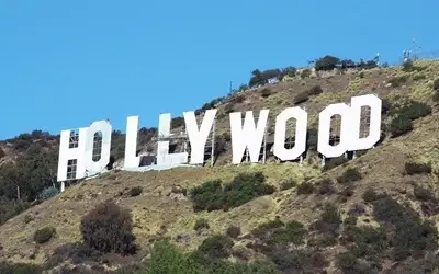 Poznati "Hollywood" znak na brdu iznad Los Anđelesa, simbol filmske industrije i svetske slave.