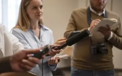 Intervju novinara sa mikrofonom i kamerom