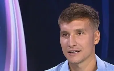 Bogdan Bogdanović, srpski košarkaš, u studiju tokom gostovanja u emisiji, obučen u svetloplavu košulju.