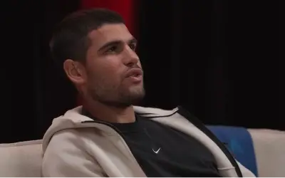 Carlos Alcaraz Carlos Alcaraz drži mikrofon u emisiji