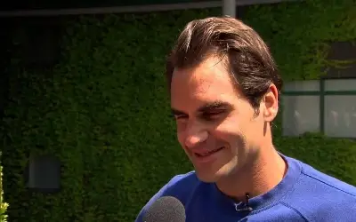 Roger Federer intervju Roger Federer u plavoj dukserici sa blagim osmehom na licu tokom intervjua