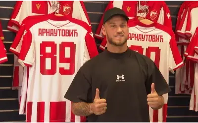 Marko Arnautović u Crvenoj zvezdi Marko Arnautović ispred dresa Crvene zvezde sa njegovim prezimenom