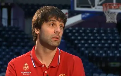 Miloš Teodosić u emisiji Miloš Teodosić u crvenoj majici reprezentacije Srbije tokom gostovanja u emisiji