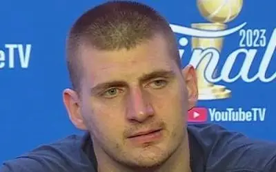 Nikola Jokić na konferenciji za medije nakon utakmice sa iznenađenim izrazom lica