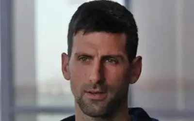 Novak Đoković  tokom gostovanja u emisiji sa ozbiljnim izrazom lica