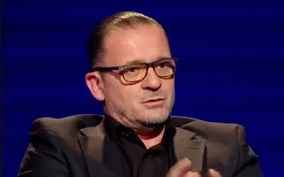 Peđa Mijatović u crnom odelu, naočarima sa ozbiljnim izrazom lica tokom gostovanja u emisiji 