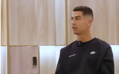 Cristiano Ronaldo u TV emisiji Cristiano Ronaldo u crnom nike duksu tokom intervjua u emisiji