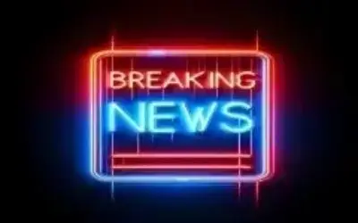 Neonski znak sa tekstom 'Breaking News' u jarkim crvenim i plavim bojama