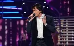 Zdravko Čoli u studijskom  okruženju peva tokom gostovanja na televiziji