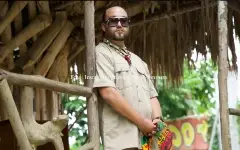 Reper Stefan Đurić Rasta Stefan Đurić Rasta u bež košulji sa naočarima za sunce