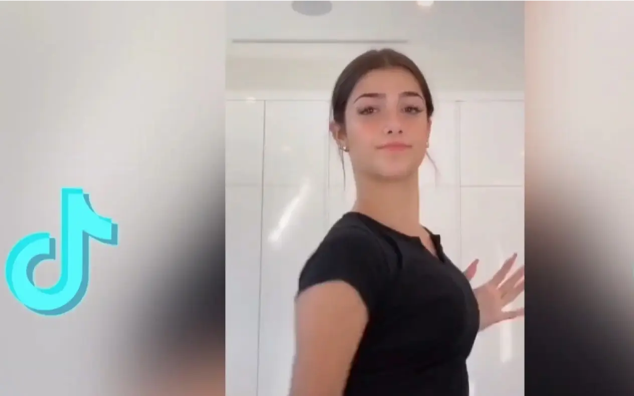 Charli D’Amelio zvezda TikToka u crnoj majici dok igra
