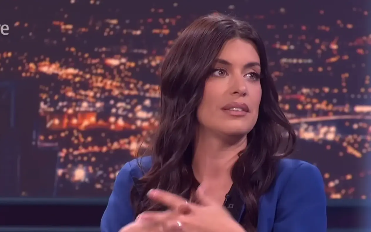 Influenserka Dulceida u plavoj bluzi sa ozbiljnim izrzaom lica tokom gostovanja u emsiji 