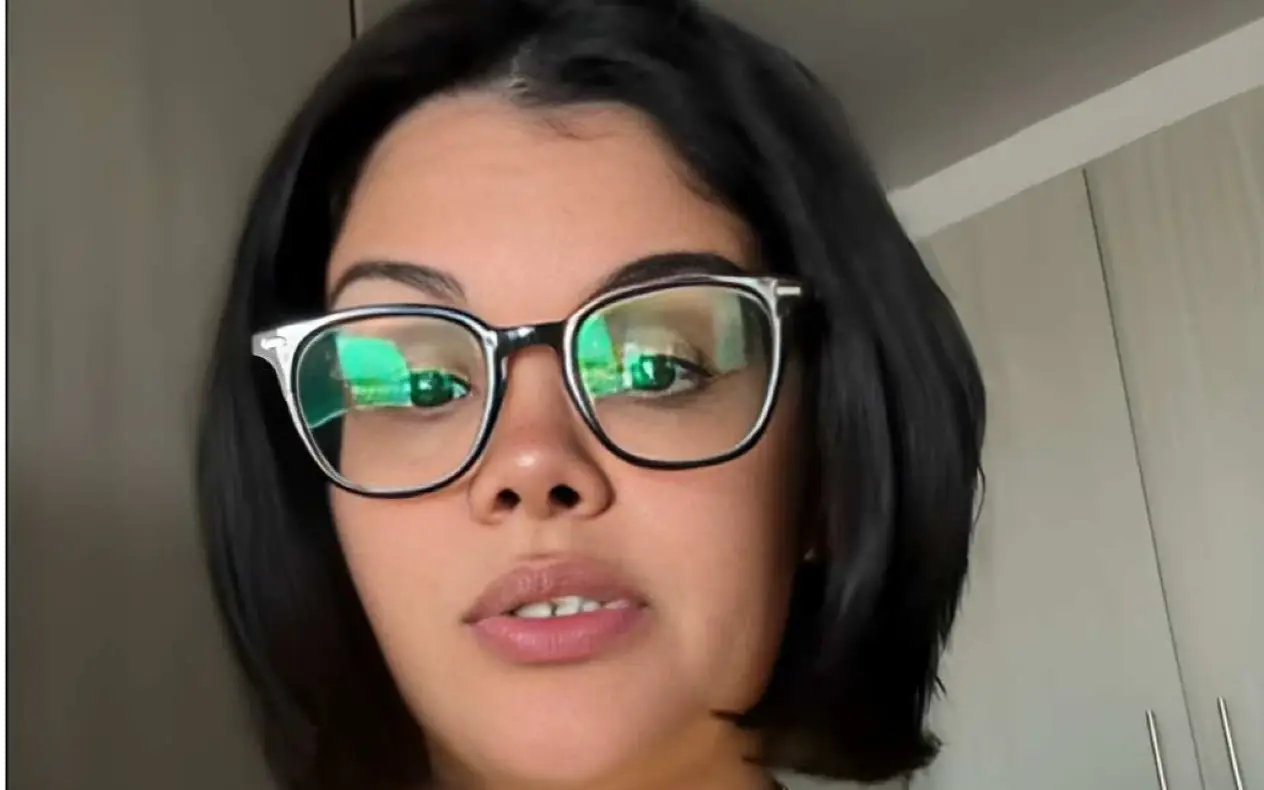 Jessy sa naočarima za vid i ozbiljnim izrazom lica objašnjava detalje svog braka