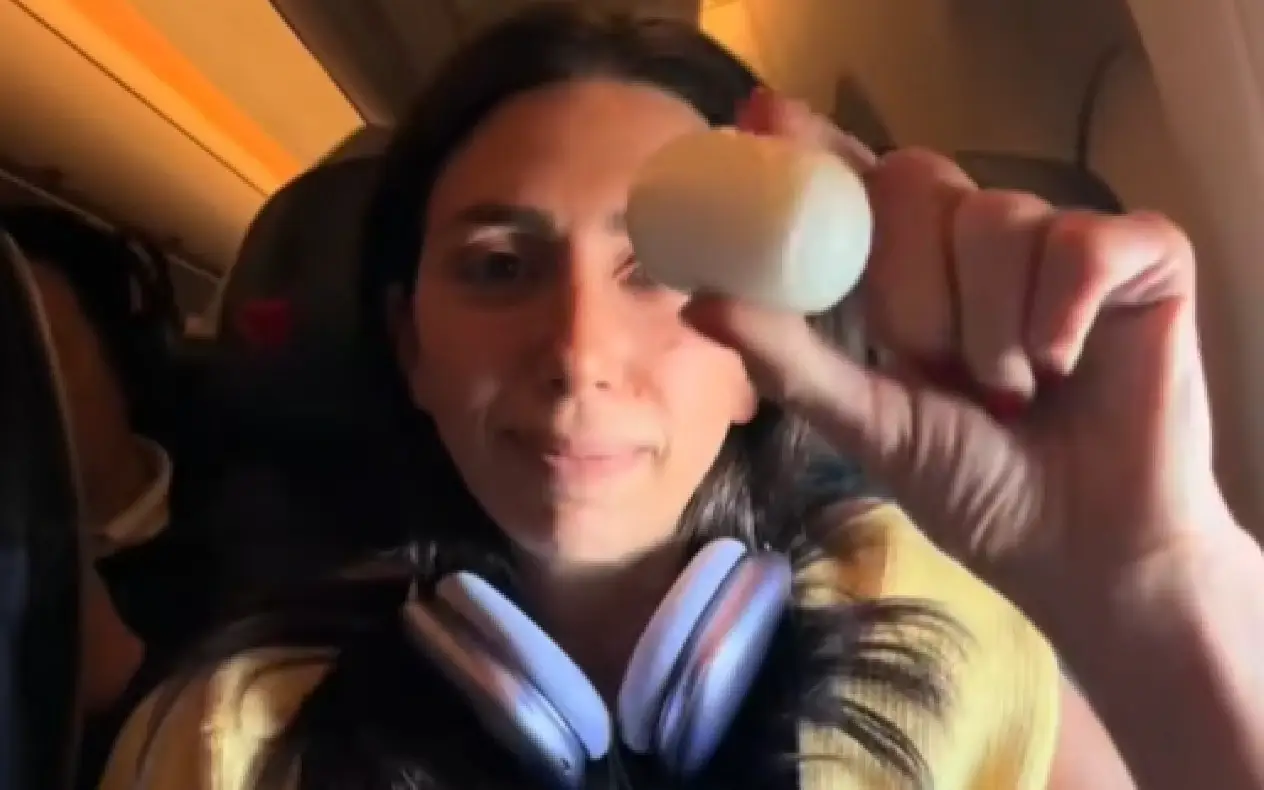 Jess Marra u avionu drži jaje 