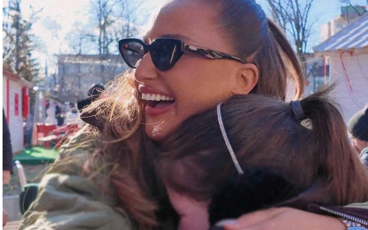 Nada Ross i uplakana devojčica Devojčica u zagralju Nade Ross