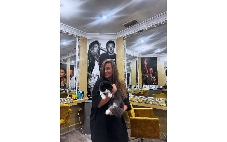 Nada Ross sa mačkom Nada sa mačkom u kozmetičkom salonu