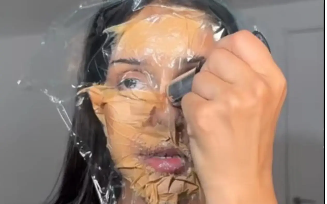 Žena demonstrira viralni 'makeup meal prep' trik – unapred nanesena šminka na foliji spremna za brzo jutarnje nanošenje