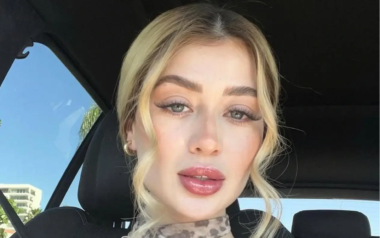 Valerie Marquez sa jakom šminkom pozira tokom vožnje automobilom