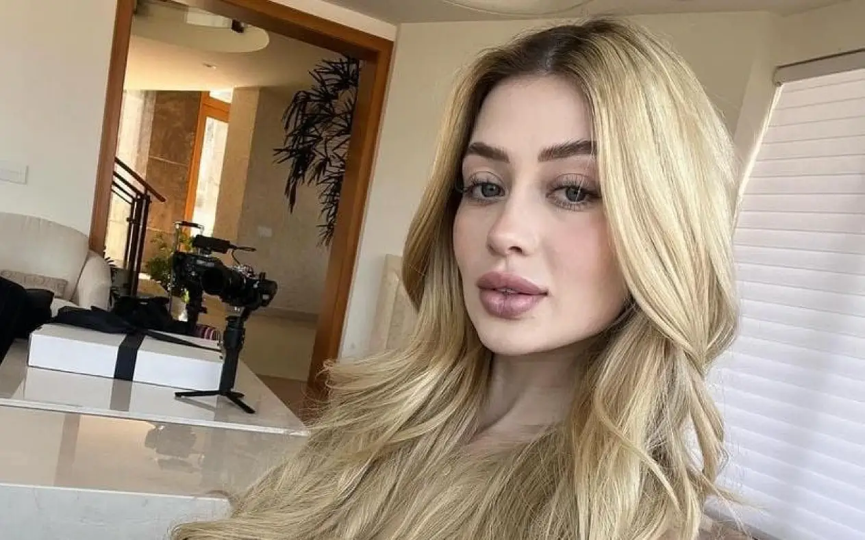 Valeria sa dugom plavom kosom pravi selfie dok se iza nje vidi beli nameštaj ali i poklon na stolu