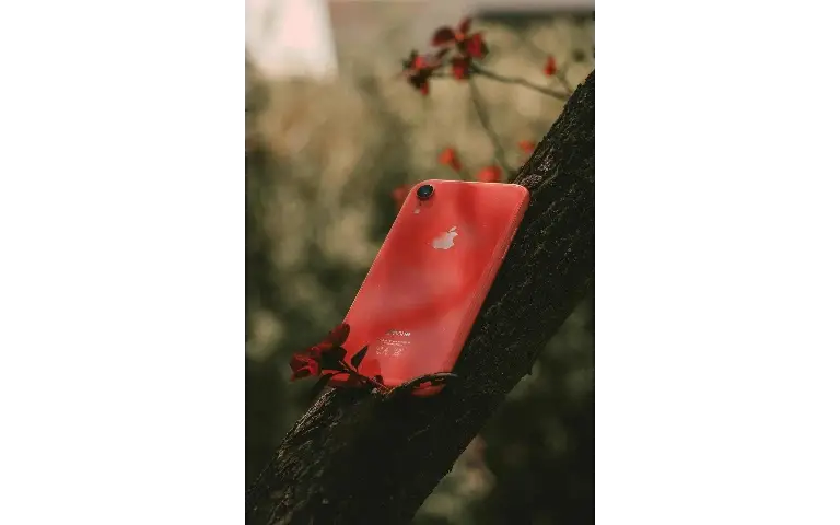 Crveni telefon apple