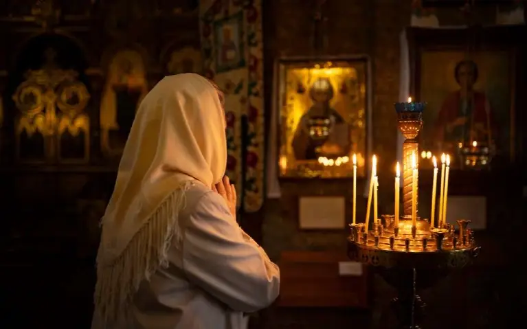 Žena se moli u crkvi